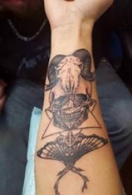 Materiał na tatuaż ramienia, ramię mężczyzny, głowa owcy i obraz tatuażu