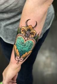 Image de tatouage de bras bras de garçon sur l'image de tatouage rose et coeur