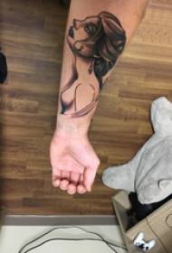 Техникаи Tattoo Tattoo тасвири мард дар тасвири марди сиёҳ тасвири tattoo