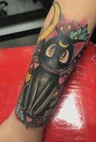 Kassi tätoveeringuga mustriga tüdruku käsivarre värvitud kassi tätoveeringu pilt