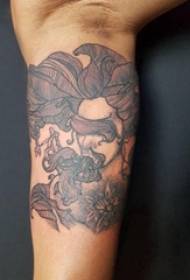Model de tatuaj abstract model de tatuaj abstract pe brațul fetei