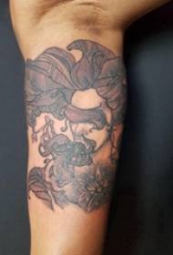 Modello astratto del tatuaggio Modello astratto del tatuaggio sul braccio della ragazza