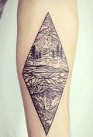 Figura de tatuaxe de elemento xeométrico na tatuaxe de rombo e paisaxe