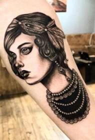 Braccio dello scolaro del modello del tatuaggio del personaggio di bellezza sull'immagine nera del tatuaggio del personaggio della ragazza