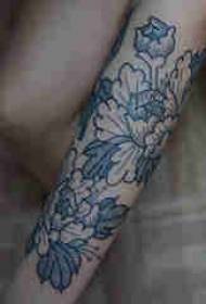 მცენარეთა ტატულის მასალის გოგონას მკლავი შავი ყვავილების tattoo სურათზე