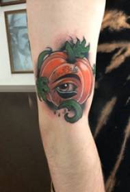Brazo da nena de debuxos animados tatuaje na imaxe de tatuaxe de cabaza de cores