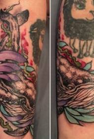 Baile zvieracie tetovanie mužské paže študenta na farebnom obrázku veľryby tetovania
