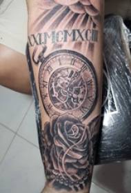 Material de tatuagem no braço, braço masculino, flor e imagem de tatuagem de relógio