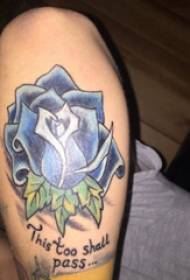 Tatuaż, mała róża, męskie ramię, zdjęcia tatuaży z róży europejskiej i amerykańskiej