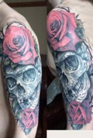 Tatuaggio e fiore tatuaggio modello ragazzo grande braccio cresta e fiore tatuaggio immagine