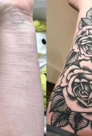 Gadis tato penutup dengan gambar tato mawar hitam di lengan