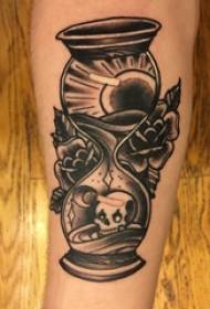 Tatuaggio braccio clessidra braccio del ragazzo sull'immagine tatuaggio clessidra
