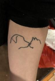 Dieresilhouet tatoeëermerk seuntjie se arm op kat en hondjie tatoeëringfoto