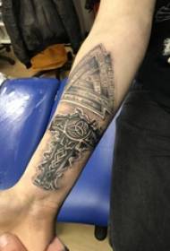 Enkel kors tatovering jente arm på kors tatovering bilde