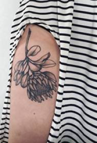 Tatuiruotės modelio gėlės mergaitės ranka ant juodos pilkos gėlių tatuiruotės paveikslėlio