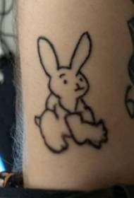 Tatuaje brazo estudante masculino tatuaje en imaxe de tatuaxe de coello negro