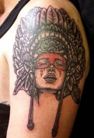 Maschera indiana di schizzo del tatuaggio del ragazzo sul braccio