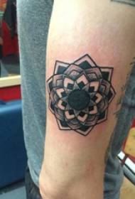 Geometric flower tattoo patroon manlike arm op swart vanielje tattoo foto