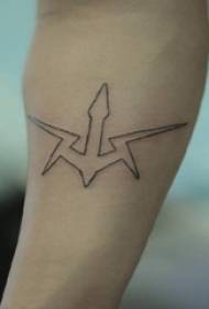 Tatuaje geometrikoa gizonezko ikaslearen besoa tatuaje tatuaje geometrikoari buruzko zirriborroan