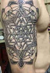 krahu i tatuazhit të materialit të krahut të djalit në fotografinë e zezë të ngurtë gjeometrike të tatuazheve