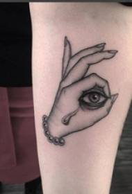 Tatouage bras fille fille bras sur l'oeil et l'image de tatouage à la main