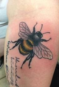 Braço do menino tatuagem animal pequeno na foto de tatuagem de abelha colorida