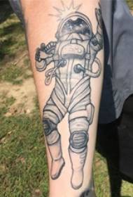 I-Arm tattoo isithombe sentombazane imbala ngesithombe esimnyama se-astronaut tattoo