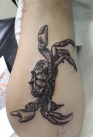 Krabų tatuiruotės modelis, vyro rankos, krabų tatuiruotės modelis