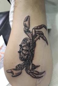 Patró de tatuatge de cranc, braç masculí, patró de tatuatge de cranc