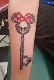 Noia de patró de tatuatge en clau amb arc de tatuatge i clau en el braç