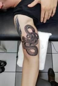 Tattoo zmija slika dječak ruku na crnoj tetovaži zmija slika