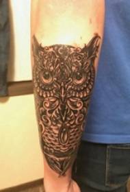 Owl Tattoo Illustratioun männlecht Aarm op schwaarzen Eegelen Tattoo Bild