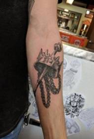 Tatuaggio corona semplice braccio maschile su scettro e foto tatuaggio corona
