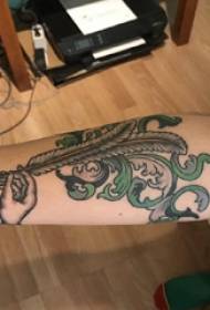 Arm tattoo materiaal, manlike arm, plant en veer tatoo prentjie