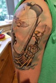 Lámh an buachaill sheoltóireachta Tattoo ar phictiúr tattoo sailboat daite