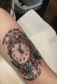 Pulksteņa tetovējuma meitenes roka uz ziedu un pulksteņa tetovējuma attēla
