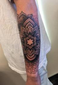 Kvetina tetovanie chlapec zbrane na čiernom obrázku vanilka tetovanie