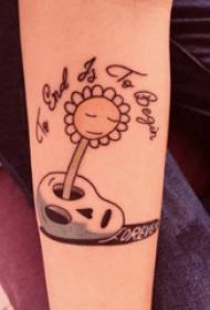Material del tatuaje del brazo flor de la niña y la imagen del tatuaje en el brazo