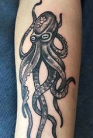 Setšoantšo sa tattoo sa octopus e ntso e ntšo letsohong la monna