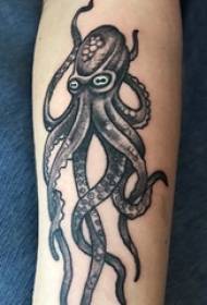 Zwarte octopus tattoo zwarte octopus tattoo foto op mannelijke arm