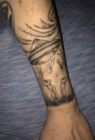 Armtatueringsmaterial, manlig arm, främmande och UFO-tatueringsbilder