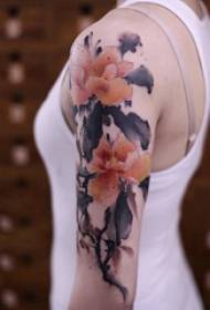 Gadis tato warna percikan warna gambar tato bunga di lengan gadis