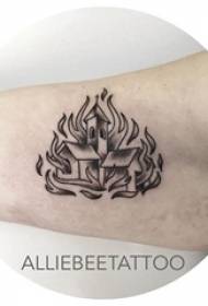 Building tattoos Threicae pueri brachium eius in flamma et imaginem aedificationem