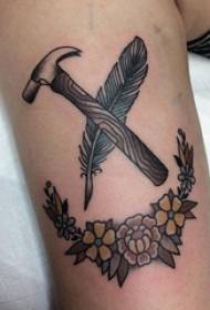 Fotografi e tatuazhit të krahut të madh tatuazh krah i madh në fotografinë me lule dhe pendë
