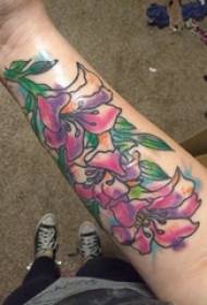 Rokas tetovējuma materiāls, vīrieša roka, krāsainu ziedu tetovējuma attēls