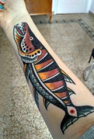 Tattoo gelokkige fiskjongen mei kleurde fisk tatoeëringsfoto op earm