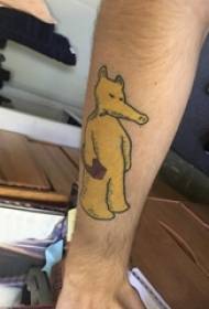 Tattoo cartoon manstudent met 'n cartoon tattoo op die arm