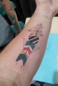 Braccio del ragazzo del tatuaggio della freccia sull'immagine colorata del tatuaggio della freccia