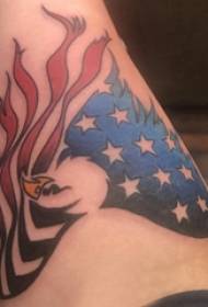 Tattoo eagle სურათზე ბიჭის მკლავი დროშაზე და არწივის tattoo სურათზე