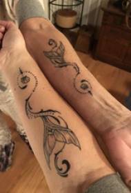 Linea tatuaggio illustrazione coppia occhio nero tatuaggio immagine sul braccio